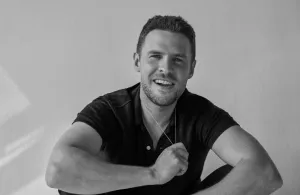 Iain De Caestecker
